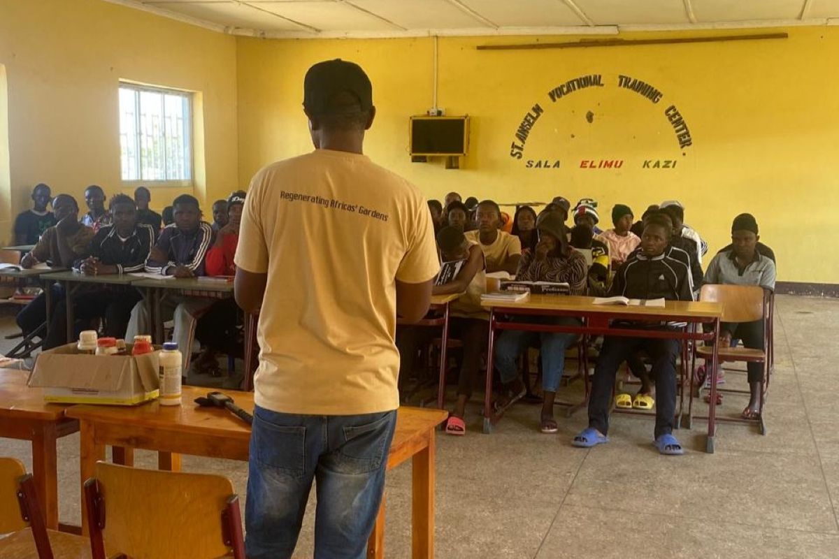 Thiong'o Gachie teaching students at the Polytechnique.jpg